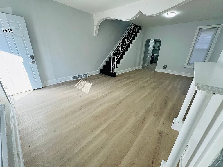 1415 N Hobart St — Photo 8