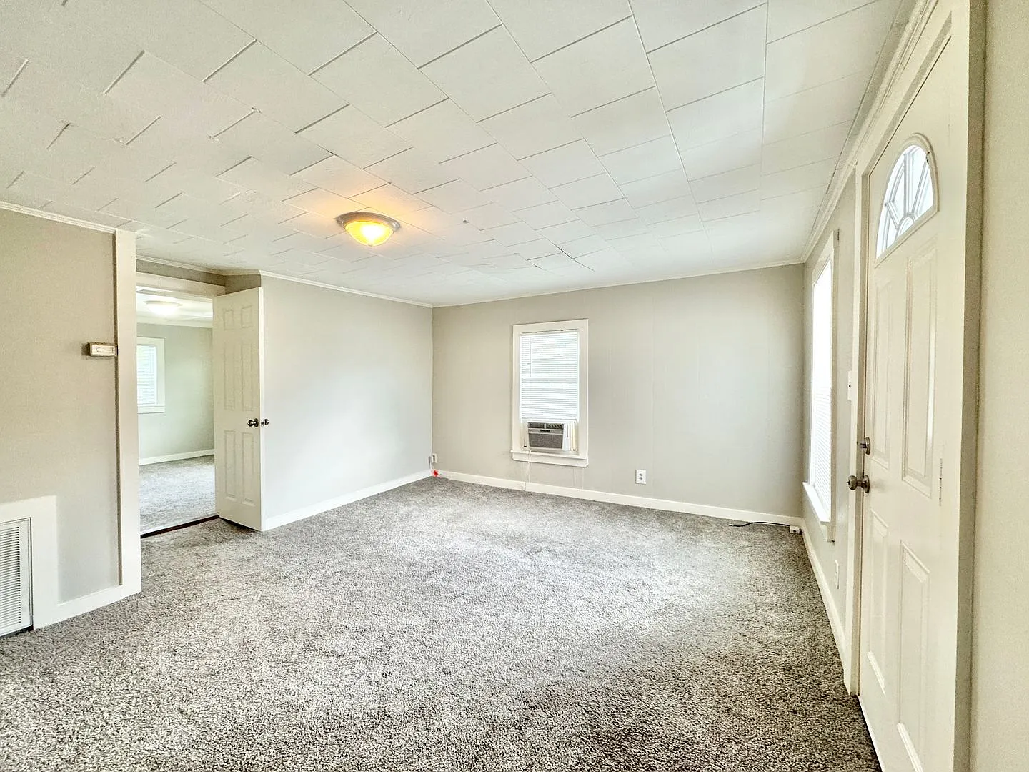 Adorable 1 Bedroom Near Downtown Greensboro — Photo 2