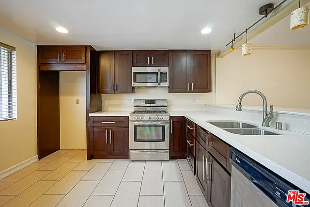 5760 Owensmouth Ave #14 — Photo 8