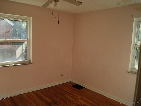 4th image of 958 Helen St