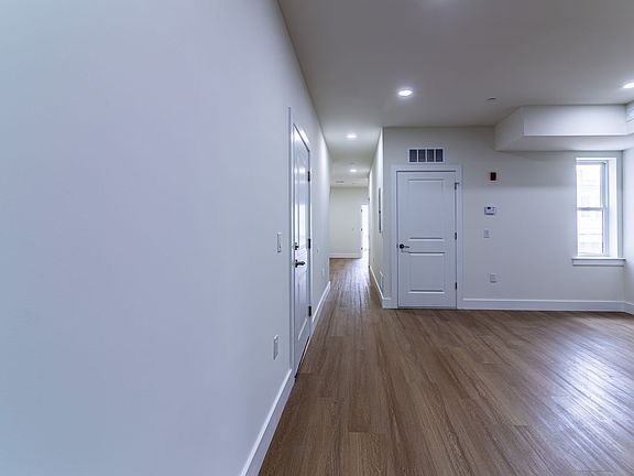 5th image of 3956 Parrish St #B