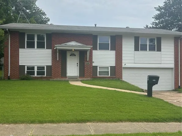 2245 Teakwood Manor Dr, Florissant, MO 63031