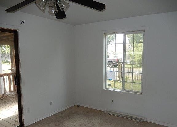 4th image of 303 Drumheller St
