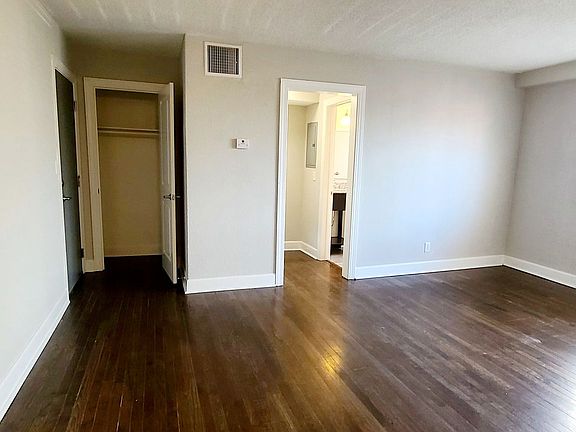 4th image of 4440 Roanoke Pkwy #4445-203