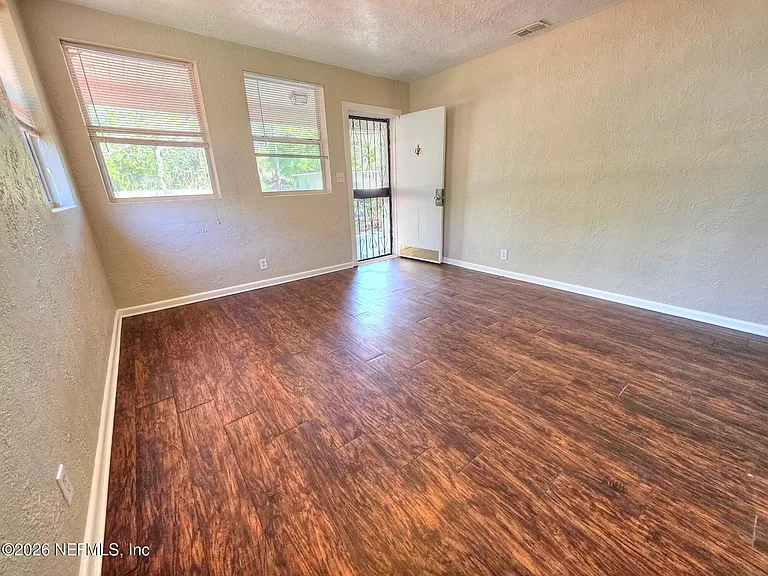 916 W 25th St — Photo 10