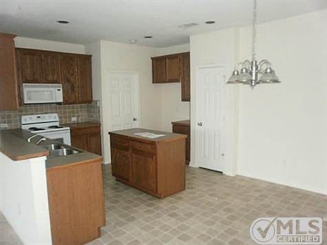 4th image of 2121 Woodhaven Dr