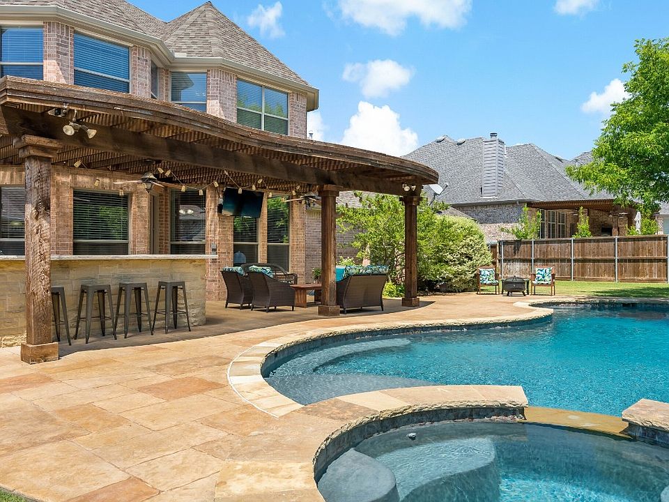 1st image of 813 Woodcliff Dr
