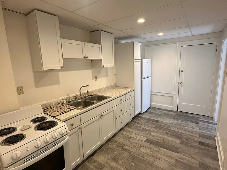 49 Park Ave — Photo 2