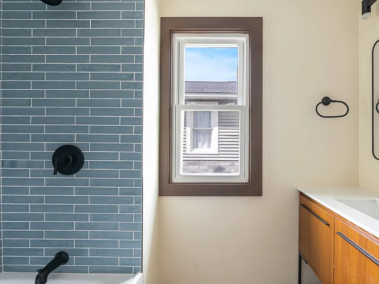 1053 Westminster St — Photo 11