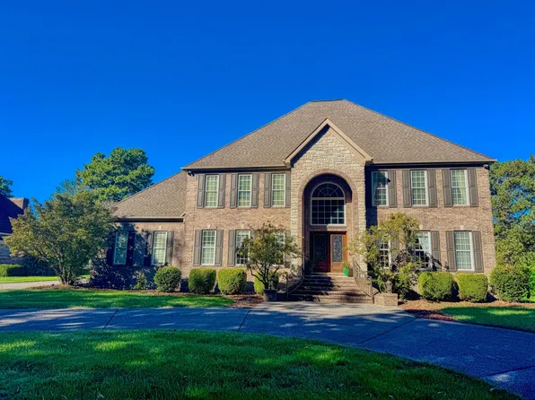 239 Country Club Ln, Murray, KY 42071