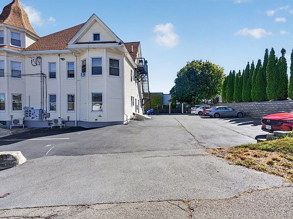3rd image of 214 Malden St APT 1