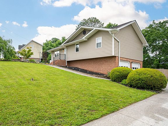 3rd image of 109 Shady Brook Ln