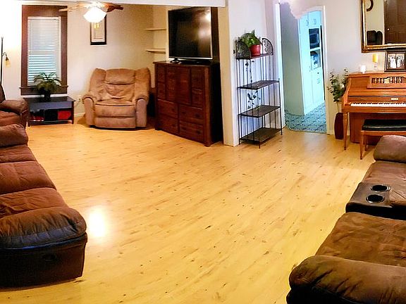 23x17 living room w/coat closet