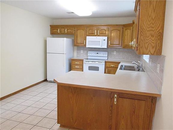 5th image of 825 SW Country Hill Dr