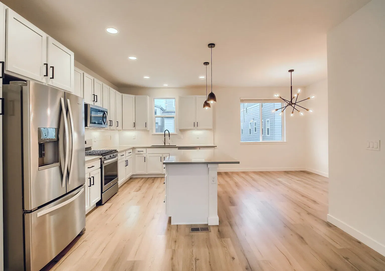 Modern 3 Bedroom townhome in Prime Location (Mountain Views!) — Photo 4