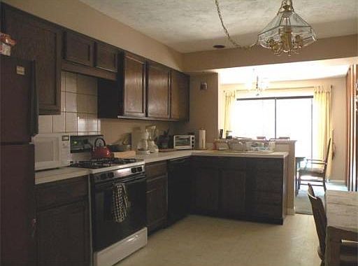 5th image of 161 Greenbrook Dr