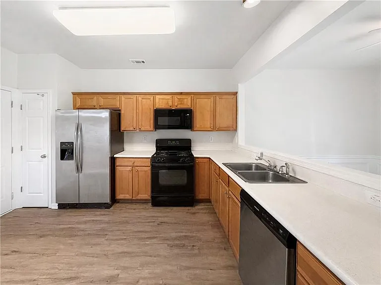 2425 Fairlie Dr — Photo 9