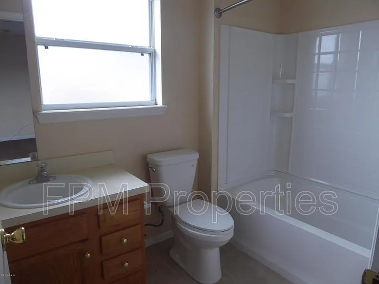 1017 Crestwood St — Photo 20