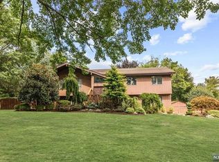 578 Scarangella Ct, River Vale, NJ 07675