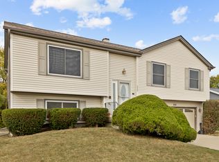 212 Huntington Dr, Streamwood, IL 60107