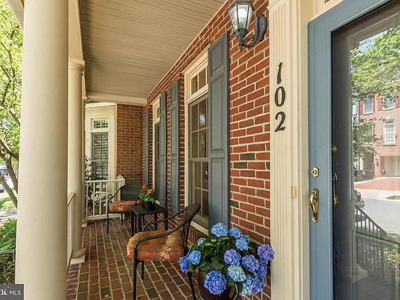2nd image of 102 Oak Knoll Ter