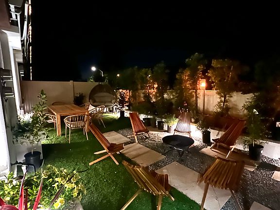 OMG. This is literaly your own total private yard.