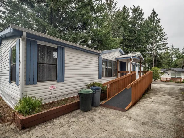 1445 Village Pines Ave, Coos Bay, OR 97420