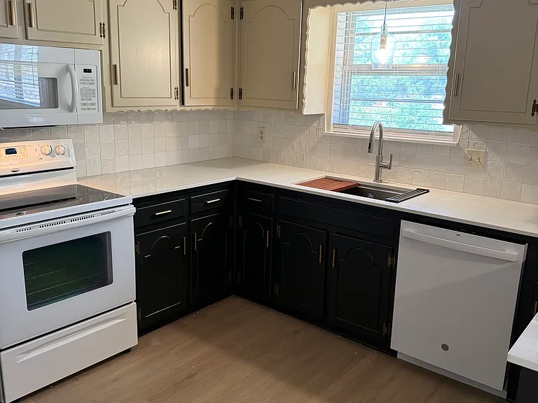 407 E Mohr Ln — Photo 3