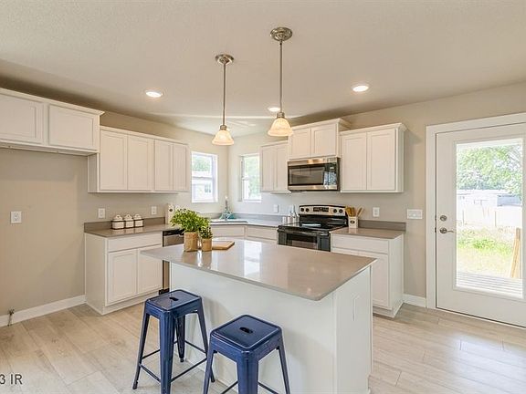 3rd image of 1005 N 7th Ct