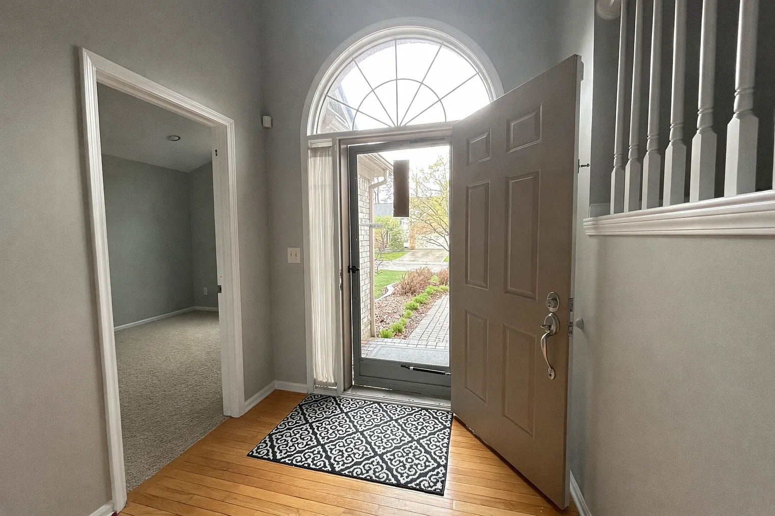 4 bed, 2100 sqft, $3,000 — Photo 3