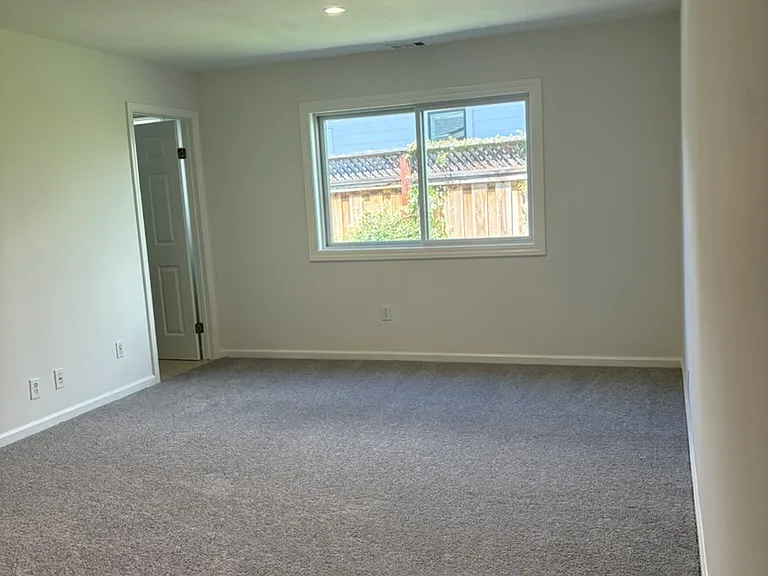 2047 Hull Ave — Photo 9