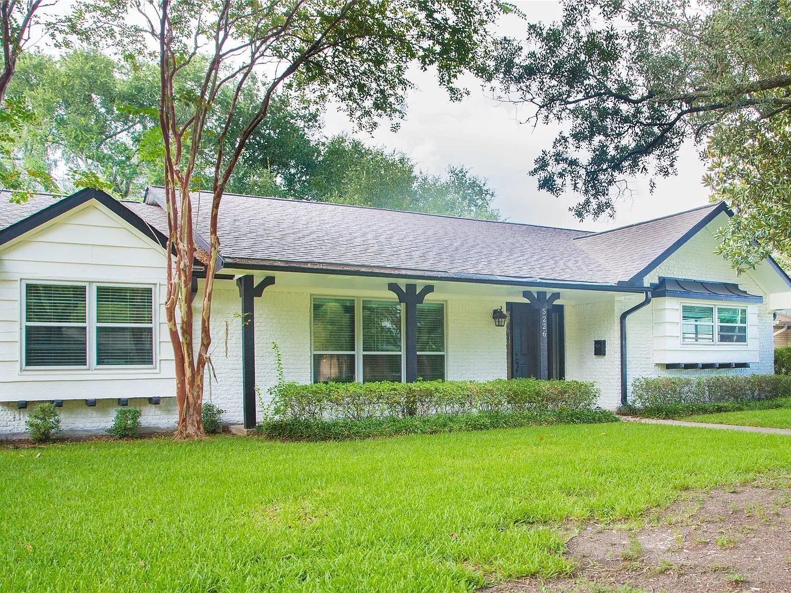 3 bed, 2.0 bath, 2560 sqft, $3,200 — Photo 1