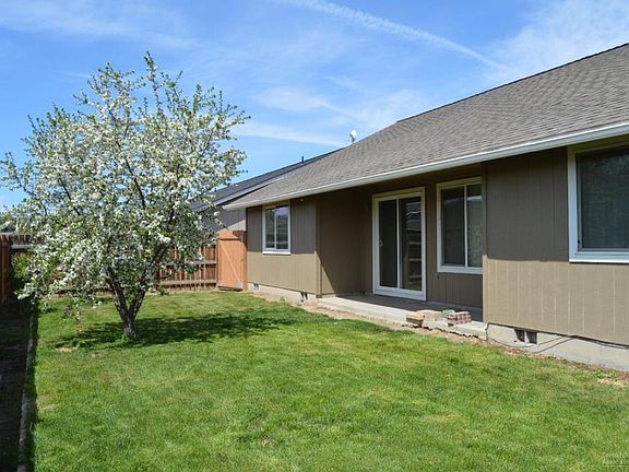 2nd image of 587 SE Ponderosa Dr