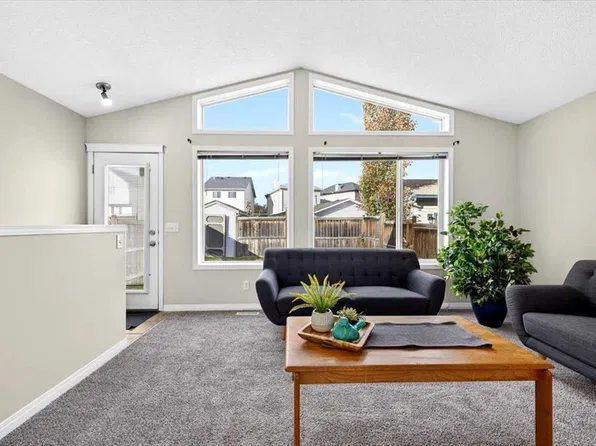 342 E Prestwick Cir SE, Calgary, AB T2Z 4P4