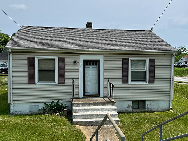 2435 King St NE — Photo 1