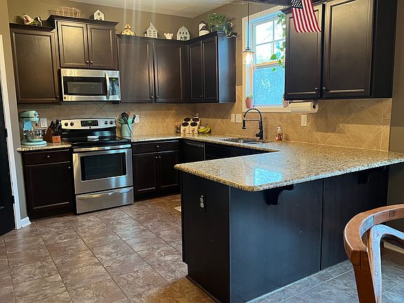 3rd image of 490 Prairie Ln