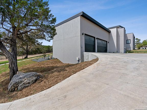 3rd image of 704 Bluffwater Way