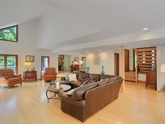 3rd image of 113 Buckingham Trl
