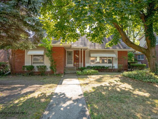 19984 Fairway Dr, Grosse Pointe Woods, MI 48236