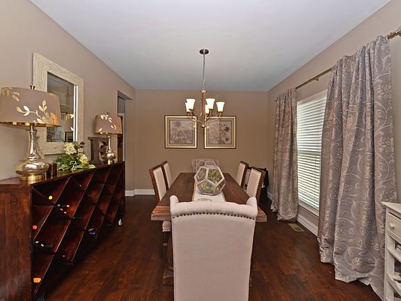 Dining w/hardwood Flooring.