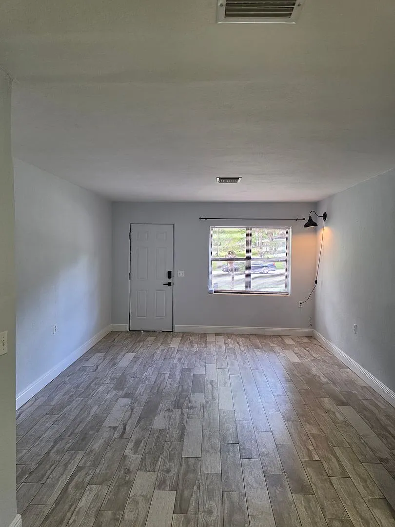 2205 S Park Avenue — Photo 2