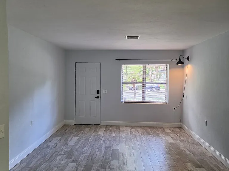 2205 S Park Ave — Photo 2