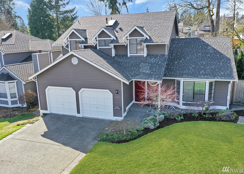 Pride of ownership is displayed here in this view of the front of this gorgeous house....Can you say "curb appeal"?