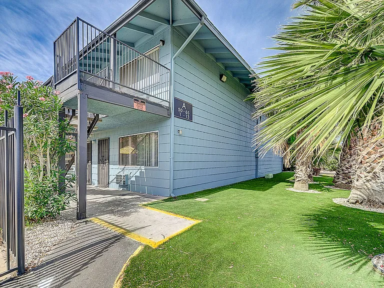 4050_Palos Verdes St-3