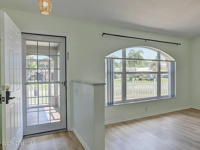 243 Dickens Ave — Photo 6