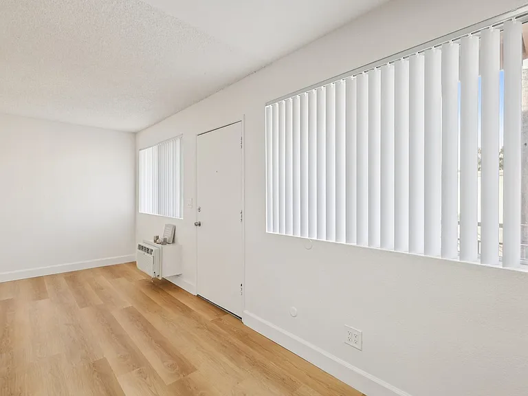 Bella Vista Apartments — Photo 61