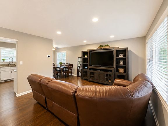 3rd image of 7210 Leonard Dr