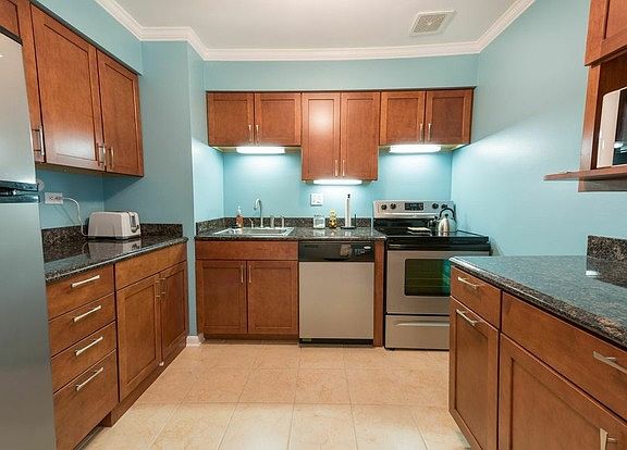 3rd image of 1037 Des Plaines Ave #E603