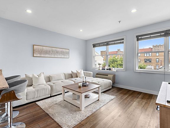 4th image of 140 36th St APT 303