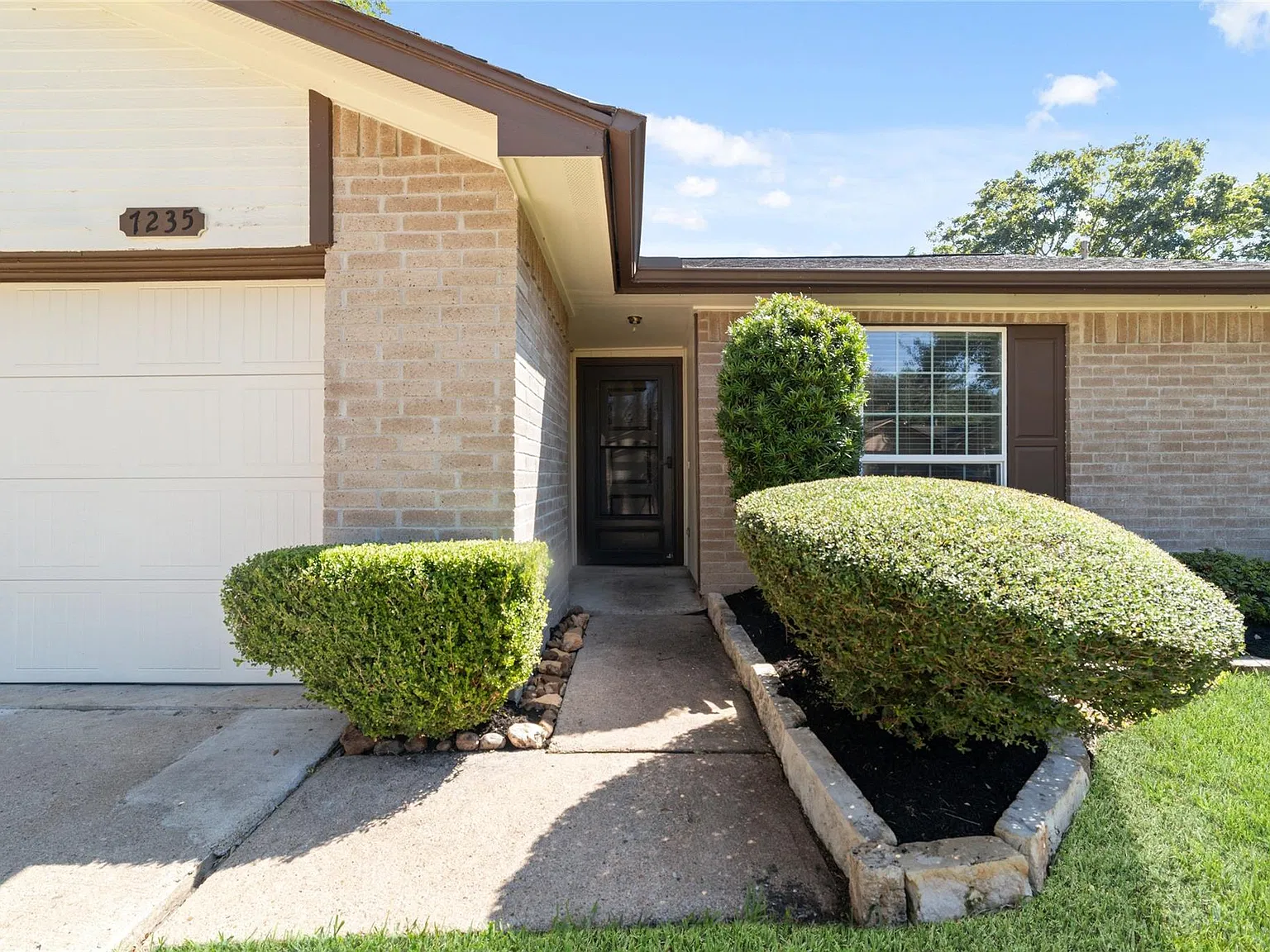 3 bed, 2.0 bath, 1078 sqft, $1,600 — Photo 2